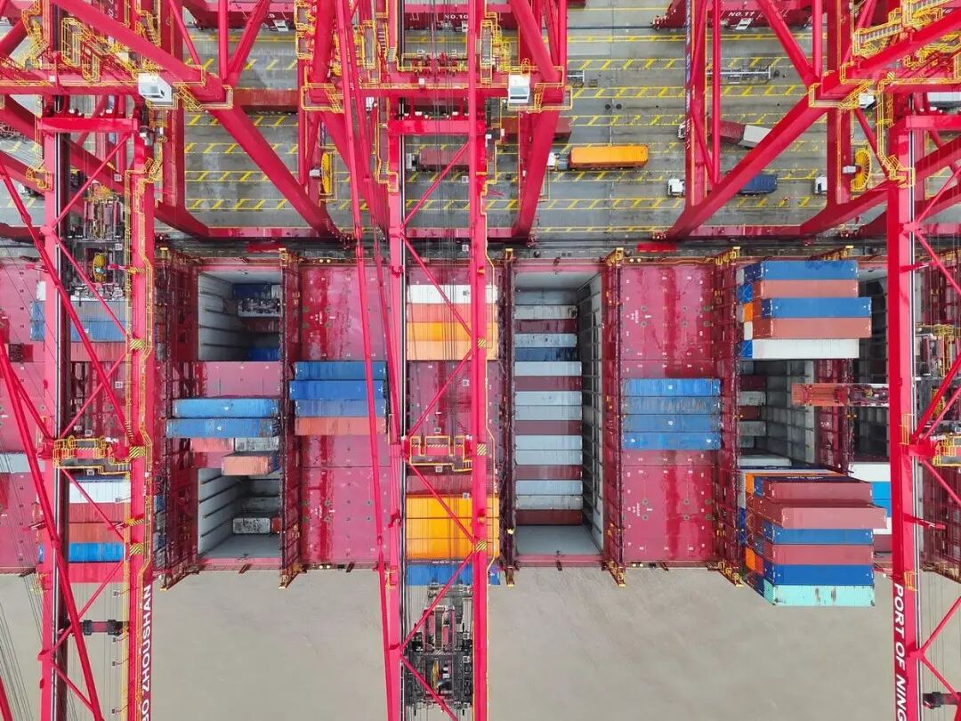 宁波舟山港迎新年首艘"海上巨无霸"，内贸集装箱海运开启新篇章