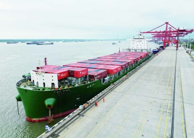 南京港成功靠泊最大内贸集装箱船 "江远集2"轮，为客户带来全新物流履历