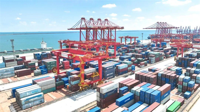 山东港口日照港集装箱船埠这波操作“箱”当硬核