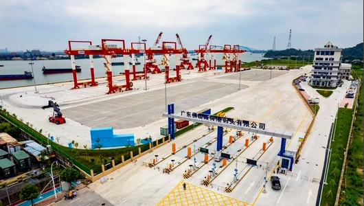 佛山高荷港船埠迎来首靠集装箱船