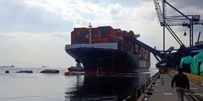 一艘集装箱船失控撞毁船埠岸吊