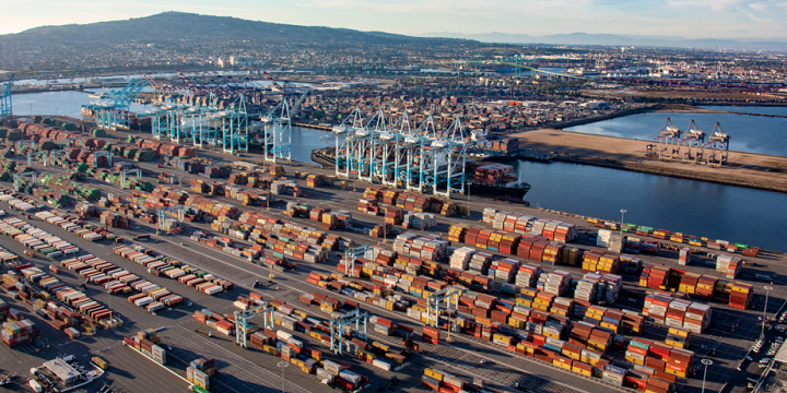 关税发急，美国港口遭逢史上最忙乱旺季