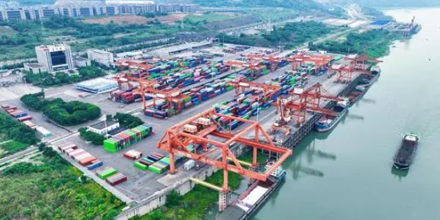 湖北宜昌港至四川宜宾港集装箱水运航路开明运营