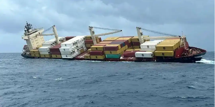 集装箱船遇险沉没，数百个集装箱坠海