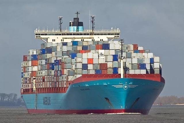 散货船“跨界”运集装箱，靠谱吗？